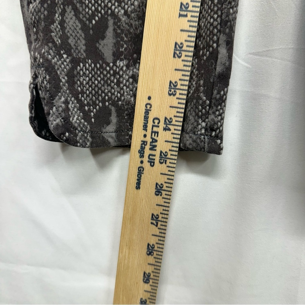 Isaac Mizrahi Live! Snakeskin Print Stretch Pants Women’s Size 10 - Picture 5 of 6